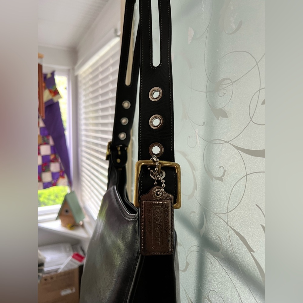 Vintage Coach Legacy zip bag in black leather, gold antique tone hardware, feet. - Picture 4 of 11